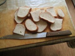 Режем хлеб для гренок