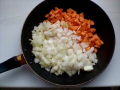 Лук и морковь на сковороде