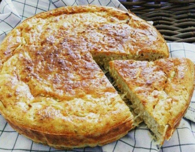 Слоеный пирог с сыром и беконом