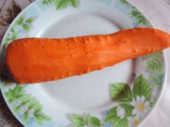 Чистим вареную морковь