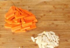 Порезанные брусочками морковь и чеснок