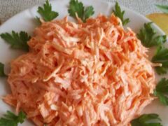 Салат из моркови с чесноком и сметаной