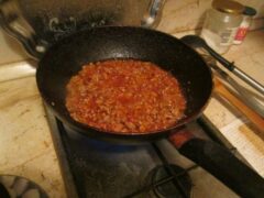 Фарш с томатной пастой на сковороде