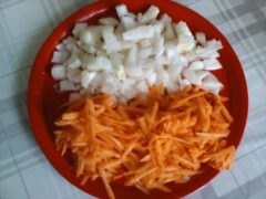 Натертая морковь и порезанный лук