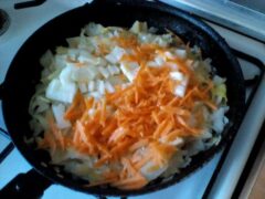 Капуста с луком и морковью на сковороде