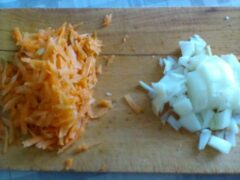 Натираем морковь и режем лук