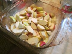 Порезанные яблоки в форме для запекания
