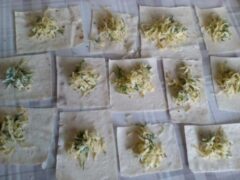 Готовим конвертики с сыром и зеленью