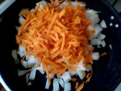 Обжариваем лук с морковью на сковороде