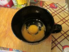 Разбиваем яйца в большую чашку