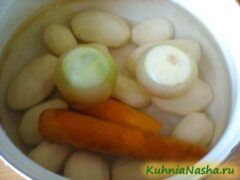 Чистим овощи для супа с фрикадельками