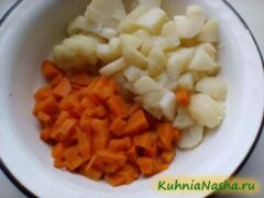 Порезанные картошка и морковь