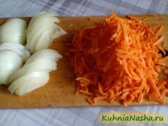 Порезанные лук и морковь