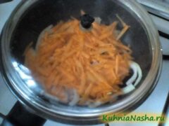 Тушим лук и морковь на сковороде