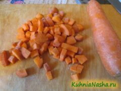Режем морковь кубиками