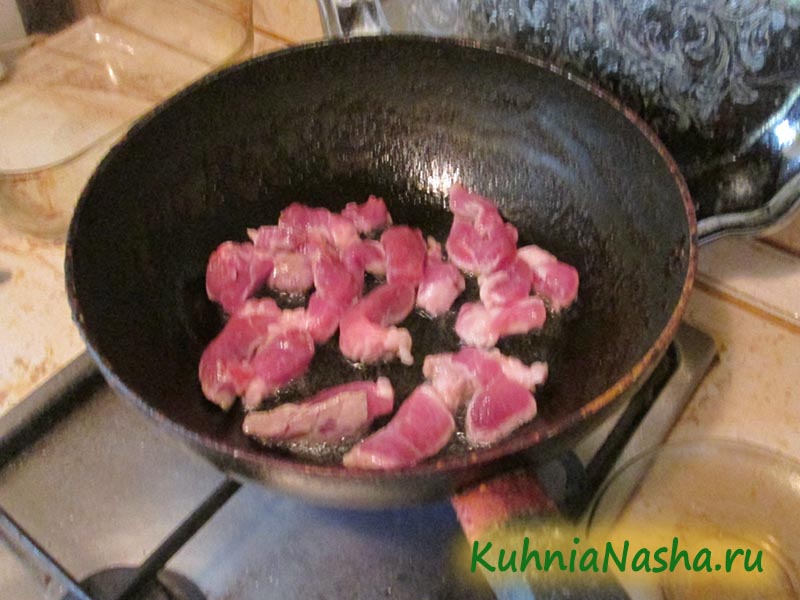 Свинина тушеная на сковороде с майонезом и горчицей - рецепт с фото пошагово