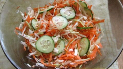 Салат «Витаминный» из капусты, моркови и перца: 2 рецепта с фото