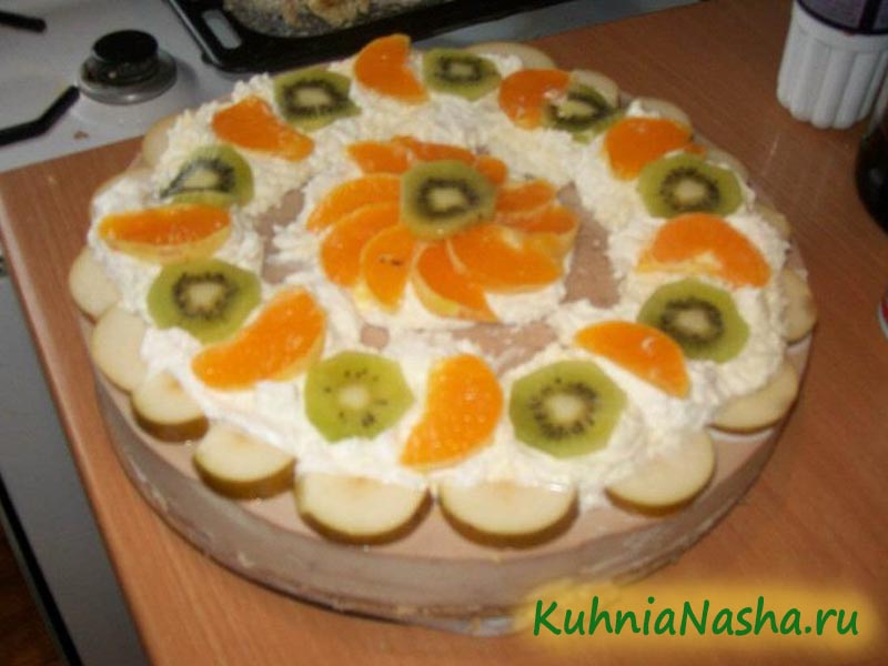 Желейный торт со сметаной и фруктами без выпечки (творожный, с бисквитом)
