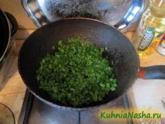 Зелёный лук на сковороде