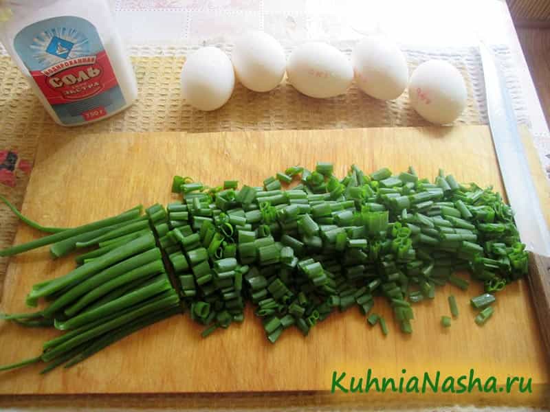 Лаваш с яйцом и зелёным луком на сковороде