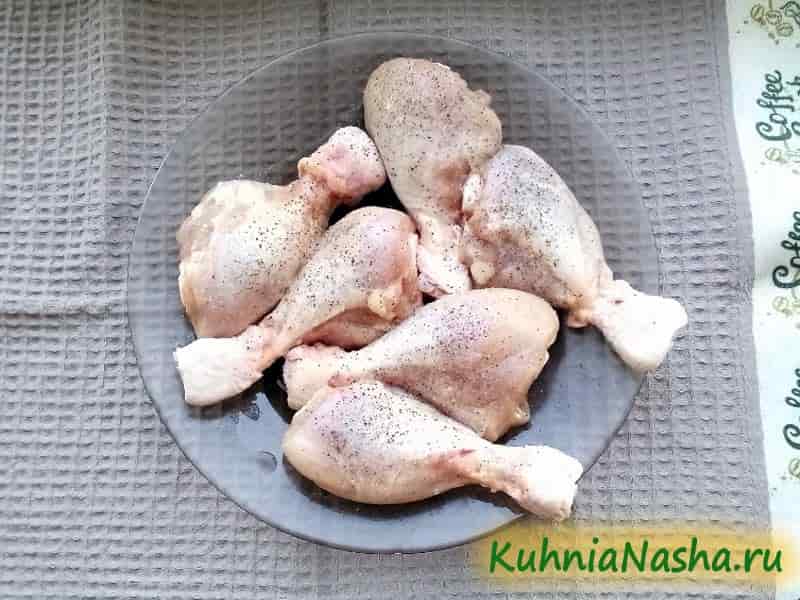 Куриные бедра с кабачками в сметане на сковороде