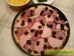 Пицца с колбасой и маслинами