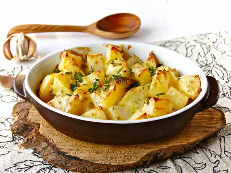 Картошка со сметаной и чесноком в духовке