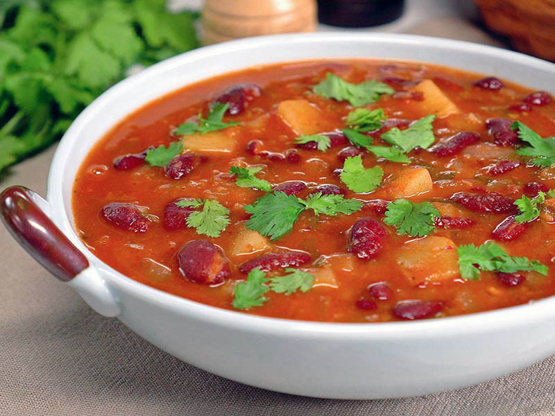 Фасолевый суп с мясом и томатной пастой