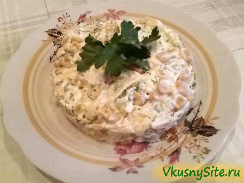 Салат Минутка с кукурузой, сыром и яйцом