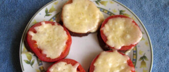 Запеченный баклажан с помидорами и сыром